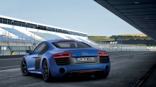 Синий Audi R8 на трассе проверить свои силы